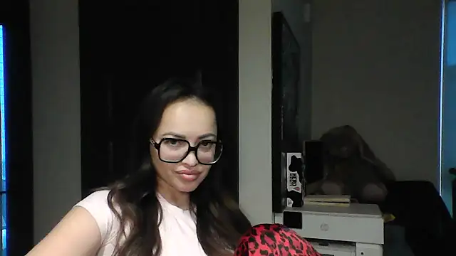 Snapshot of Elyrisse chatting on 10-25-25, 11:54 Elyrisse online show from 10-25-25, 11:54