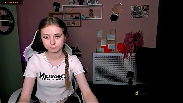 Snapshot of rebecca_smile chatting on 06-10-26, 12:37 rebecca smile online show from 06-10-26, 12:37