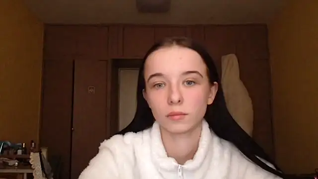 Snapshot of Emilia_Light chatting on 02-05-26, 11:37 Emilia Light online show from 02-05-26, 11:37