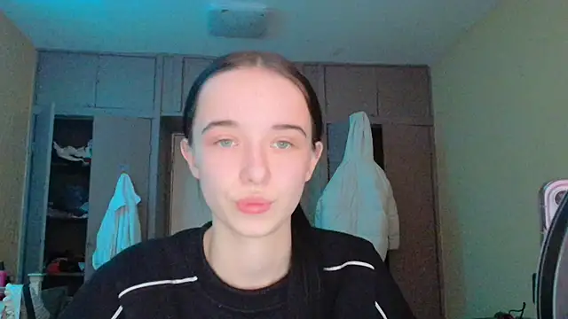 Snapshot of Emilia_Light chatting on 02-16-26, 08:21 Emilia Light online show from 02-16-26, 08:21