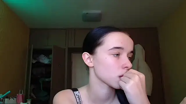 Snapshot of Emilia_Light chatting on 02-28-26, 10:27 Emilia Light online show from 02-28-26, 10:27
