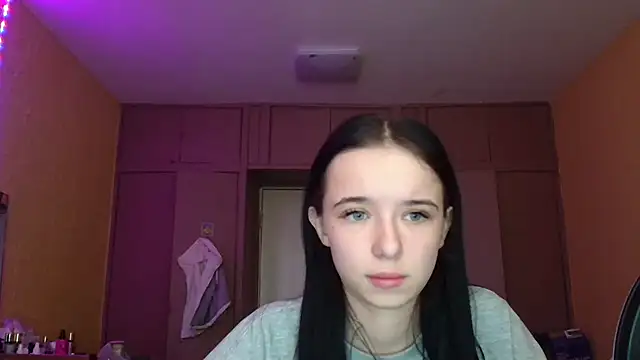 Snapshot of Emilia_Light chatting on 04-08-26, 06:46 Emilia Light online show from 04-08-26, 06:46