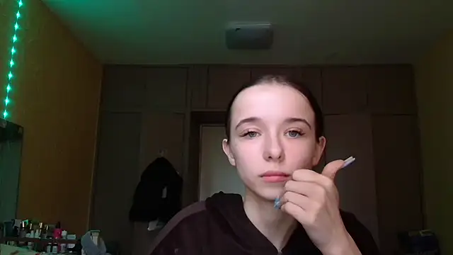 Snapshot of Emilia_Light chatting on 04-10-26, 10:09 Emilia Light online show from 04-10-26, 10:09