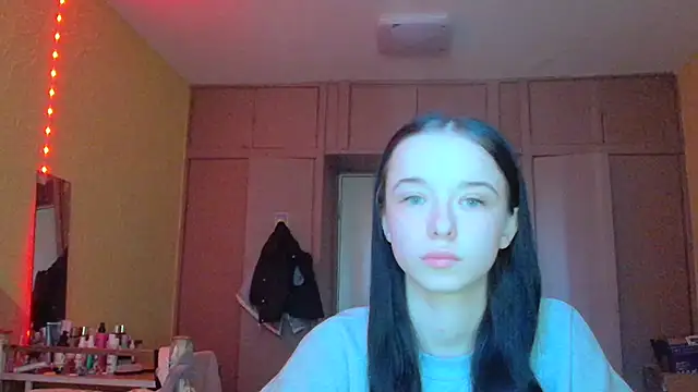 Snapshot of Emilia_Light chatting on 04-15-26, 05:36 Emilia Light online show from 04-15-26, 05:36