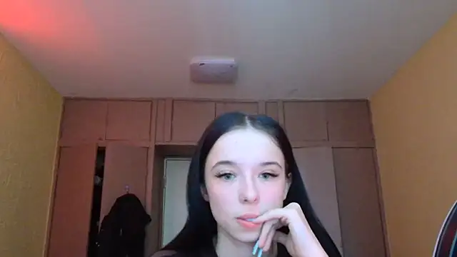 Snapshot of Emilia_Light chatting on 04-17-26, 06:38 Emilia Light online show from 04-17-26, 06:38