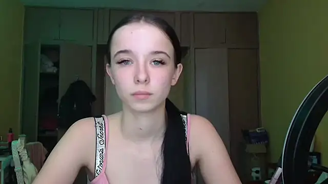 Snapshot of Emilia_Light chatting on 04-19-26, 08:13 Emilia Light online show from 04-19-26, 08:13