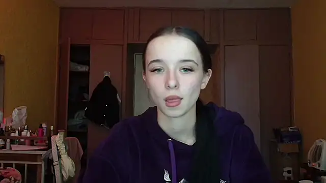 Snapshot of Emilia_Light chatting on 04-21-26, 01:28 Emilia Light online show from 04-21-26, 01:28