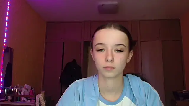 Snapshot of Emilia_Light chatting on 04-27-26, 07:39 Emilia Light online show from 04-27-26, 07:39