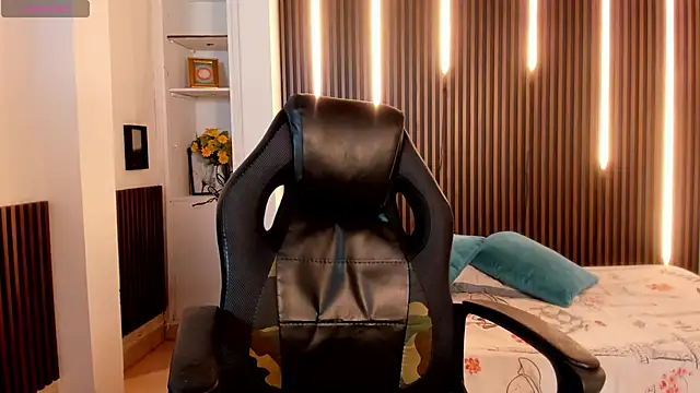 Snapshot of Violet_Anders chatting on 10-22-25, 08:19 Violet Anders online show from 10-22-25, 08:19