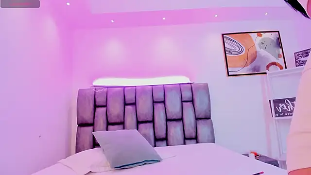 Snapshot of Violet_Anders chatting on 11-15-25, 07:10 Violet Anders online show from 11-15-25, 07:10