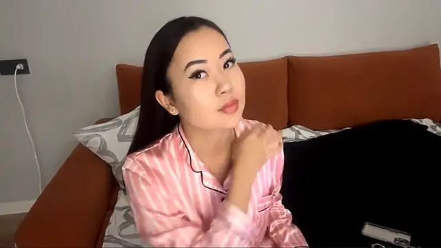 Ur neighbor Kira online show from 11-06-25, 01:12