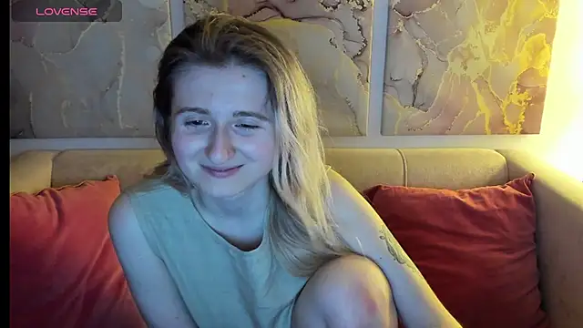 Snapshot of CamillaDreamer chatting on 04-19-26, 06:10 CamillaDreamer online show from 04-19-26, 06:10