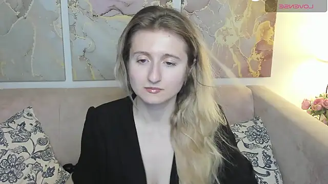 Snapshot of CamillaDreamer chatting on 05-15-26, 11:28 CamillaDreamer online show from 05-15-26, 11:28