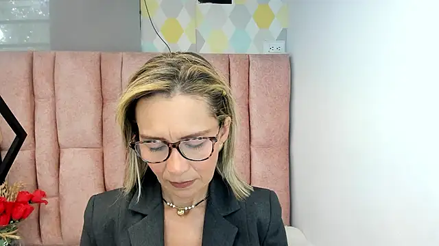 Snapshot of Issa_Milf__ chatting on 06-19-26, 04:22 Issa Milf online show from 06-19-26, 04:22