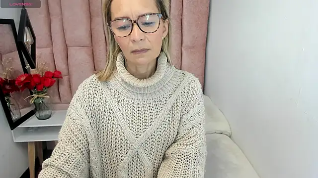 Snapshot of Issa_Milf__ chatting on 06-20-26, 01:47 Issa Milf online show from 06-20-26, 01:47