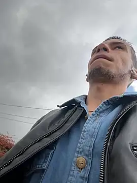 Snapshot of wiland_hot23 chatting on 10-17-25, 06:32 wiland hot23 online show from 10-17-25, 06:32