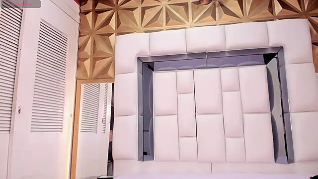 violet milleer online show from 10-23-25, 07:01