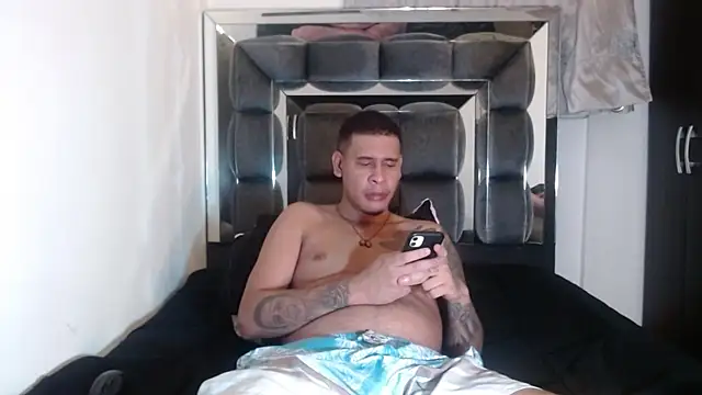 Snapshot of Adrew_fox chatting on 10-01-25, 01:44 Adrew fox online show from 10-01-25, 01:44