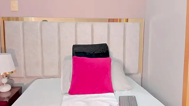 AriadnaHolt online show from 12-14-25, 03:17