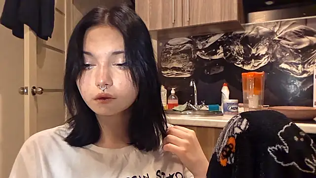 Snapshot of Beeping_Creature chatting on 02-15-26, 04:03 Beeping Creature online show from 02-15-26, 04:03