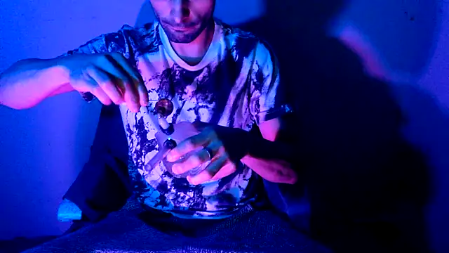 Snapshot of highinhtxx chatting on 11-09-25, 01:26 highinhtxx online show from 11-09-25, 01:26