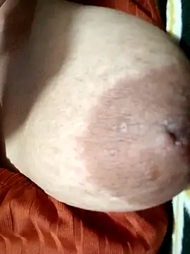 Snapshot of Hotmommax chatting on 10-09-25, 05:22 Hotmommax online show from 10-09-25, 05:22