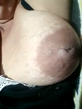 Snapshot of Hotmommax chatting on 10-22-25, 07:24 Hotmommax online show from 10-22-25, 07:24