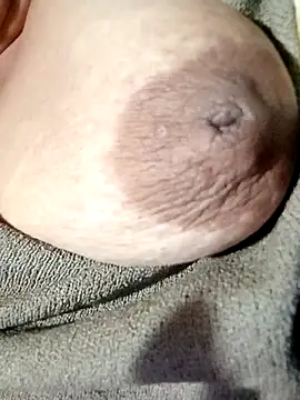 Snapshot of Hotmommax chatting on 10-26-25, 06:25 Hotmommax online show from 10-26-25, 06:25