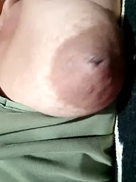 Snapshot of Hotmommax chatting on 11-02-25, 06:21 Hotmommax online show from 11-02-25, 06:21