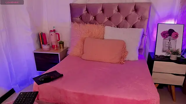 Snapshot of julianaarboleda chatting on 02-12-25, 12:33 julianaarboleda online show from 02-12-25, 12:33