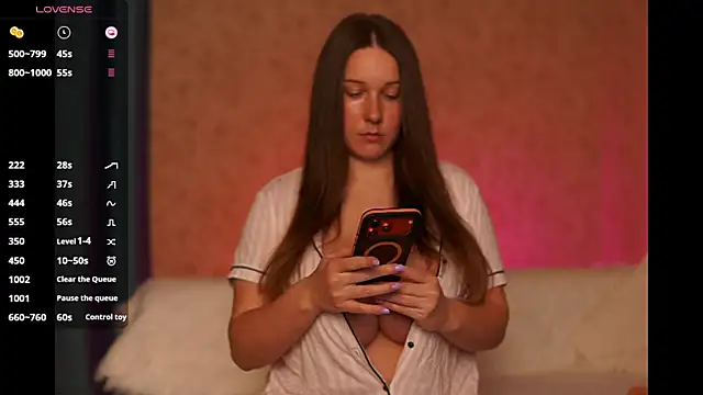 Snapshot of girl_kiraa chatting on 07-09-26, 06:23 girl kiraa online show from 07-09-26, 06:23