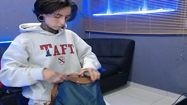 Snapshot of Kuregari_xs chatting on 11-16-25, 10:59 Kuregari xs online show from 11-16-25, 10:59