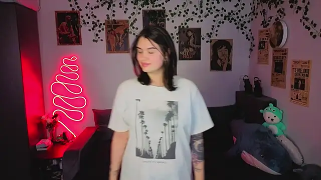 kira kick online show from 10-28-25, 03:25