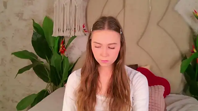 Snapshot of OliviaLay chatting on 11-14-25, 11:20 OliviaLay online show from 11-14-25, 11:20