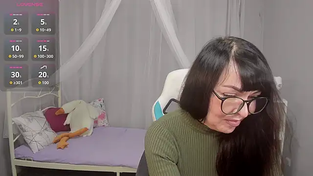 Snapshot of LindaRomero chatting on 11-08-25, 10:04 LindaRomero online show from 11-08-25, 10:04