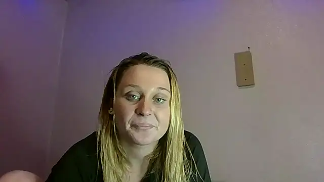 Snapshot of Queen2454 chatting on 10-08-25, 11:46 Queen2454 online show from 10-08-25, 11:46