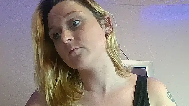 Snapshot of Queen2454 chatting on 10-16-25, 08:54 Queen2454 online show from 10-16-25, 08:54