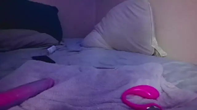 Snapshot of Queen2454 chatting on 10-24-25, 06:15 Queen2454 online show from 10-24-25, 06:15