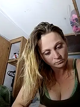 Queen2454 online show from 04-15-26, 07:59