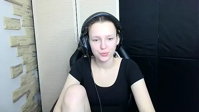 Snapshot of Diana-back chatting on 11-19-25, 12:05 Diana-back online show from 11-19-25, 12:05