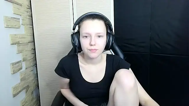 Snapshot of Diana-back chatting on 11-20-25, 12:05 Diana-back online show from 11-20-25, 12:05