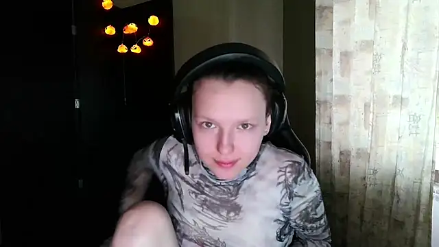 Snapshot of Diana-back chatting on 12-14-25, 11:59 Diana-back online show from 12-14-25, 11:59