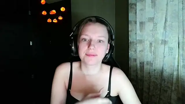 Snapshot of Diana-back chatting on 12-19-25, 12:12 Diana-back online show from 12-19-25, 12:12