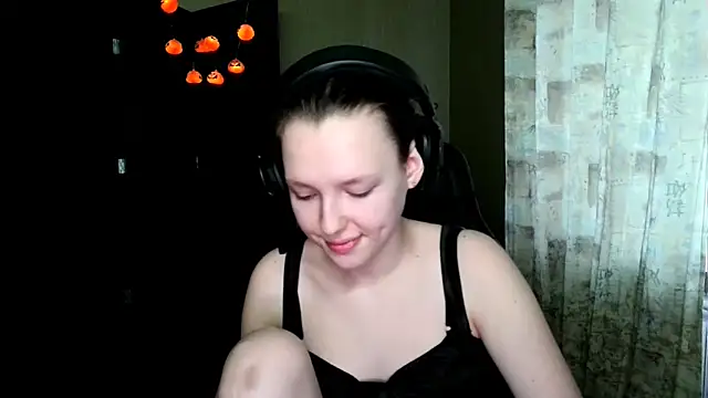 Snapshot of Diana-back chatting on 12-20-25, 11:28 Diana-back online show from 12-20-25, 11:28