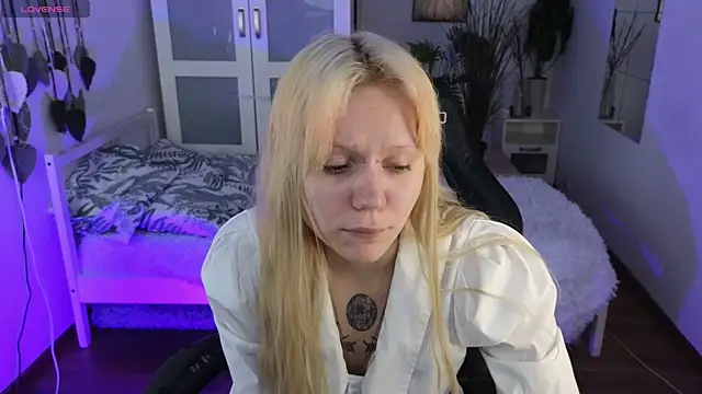 Snapshot of kitten_murray_ chatting on 11-08-25, 06:02 kitten murray online show from 11-08-25, 06:02