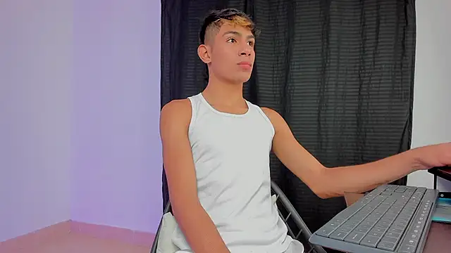 Snapshot of cherub_ chatting on 10-04-25, 01:36 cherub online show from 10-04-25, 01:36