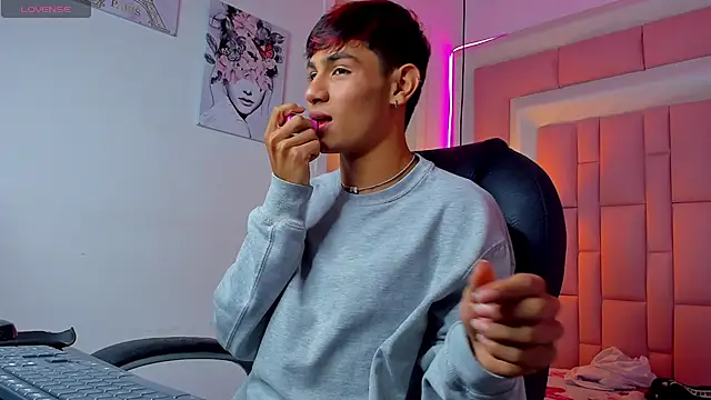 Snapshot of cherub_ chatting on 12-19-25, 04:08 cherub online show from 12-19-25, 04:08