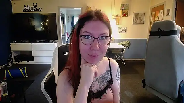 Snapshot of TattooedGirls chatting on 10-31-25, 10:49 TattooedGirls online show from 10-31-25, 10:49