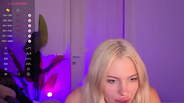 Snapshot of SweetCherryBlonde chatting on 10-10-25, 08:57 SweetCherryBlonde online show from 10-10-25, 08:57