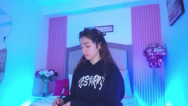 MarinetteLux online show from 04-16-26, 08:09